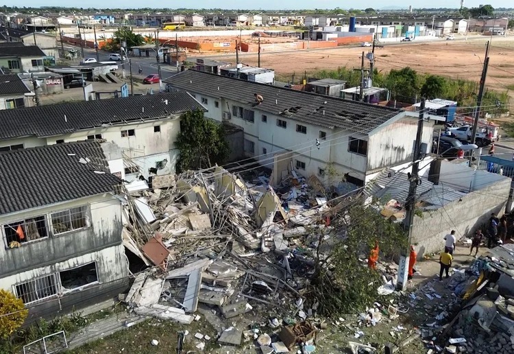 Explosão em apartamento deixa 3 mortos e derruba prédio em Maceió