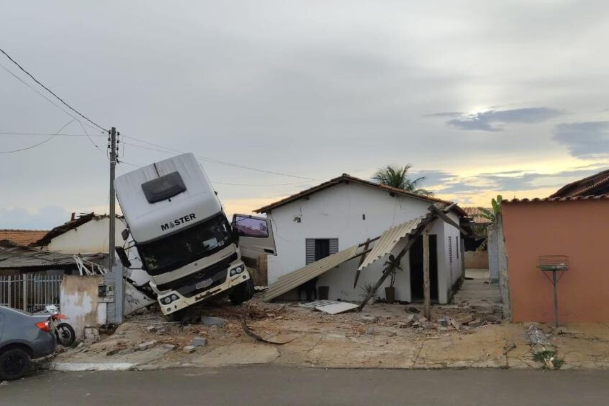 Caminhão desgovernado desce avenida e destrói casas no interior de Goiás