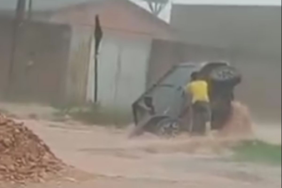 Jovem arrisca a vida para salvar motorista que caiu em “cratera” durante tempestade em Goiás