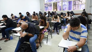 Estudantes fazem a prova do Enade neste domingo