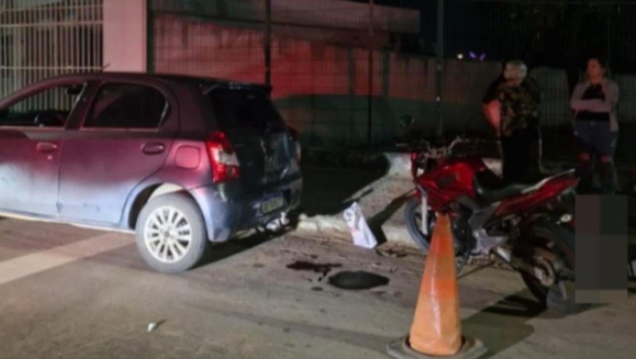 Moto colidiu em carro parado (Foto: Reprodução)