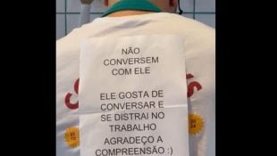 Placa chama atenção em cozinha de restaurante: “agradeço a compreensão”