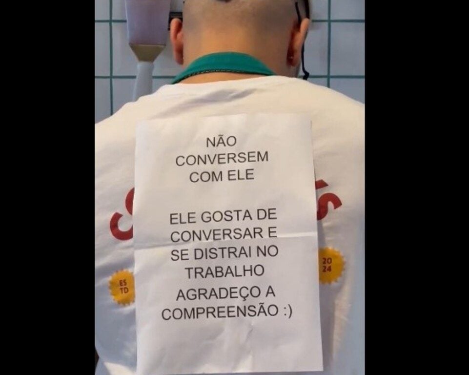 Placa chama atenção em cozinha de restaurante: “agradeço a compreensão”