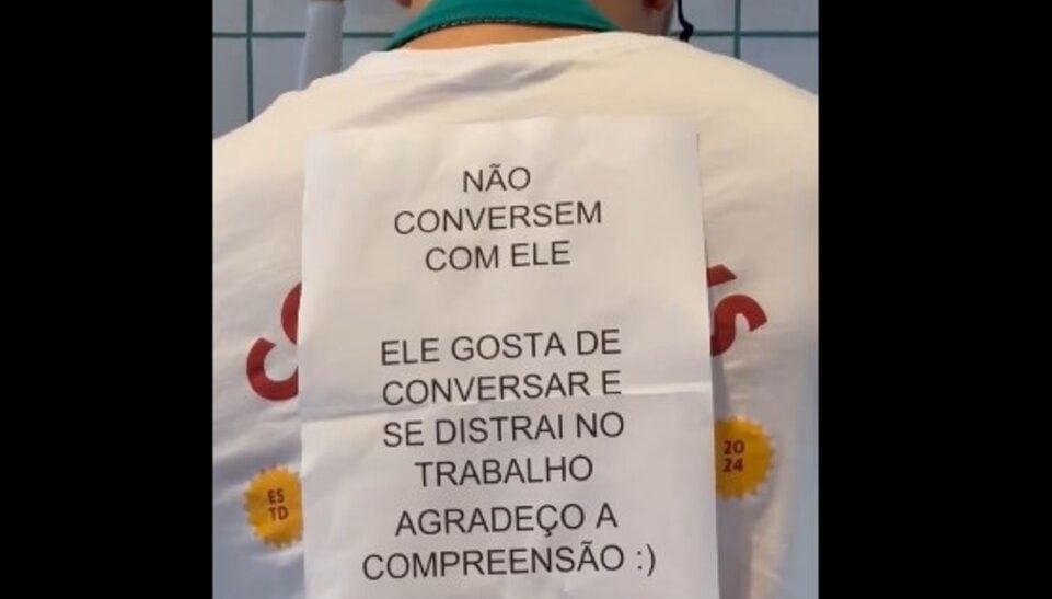 Placa chama atenção em cozinha de restaurante: “agradeço a compreensão”