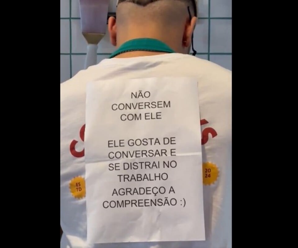 Placa chama atenção em cozinha de restaurante: “agradeço a compreensão”