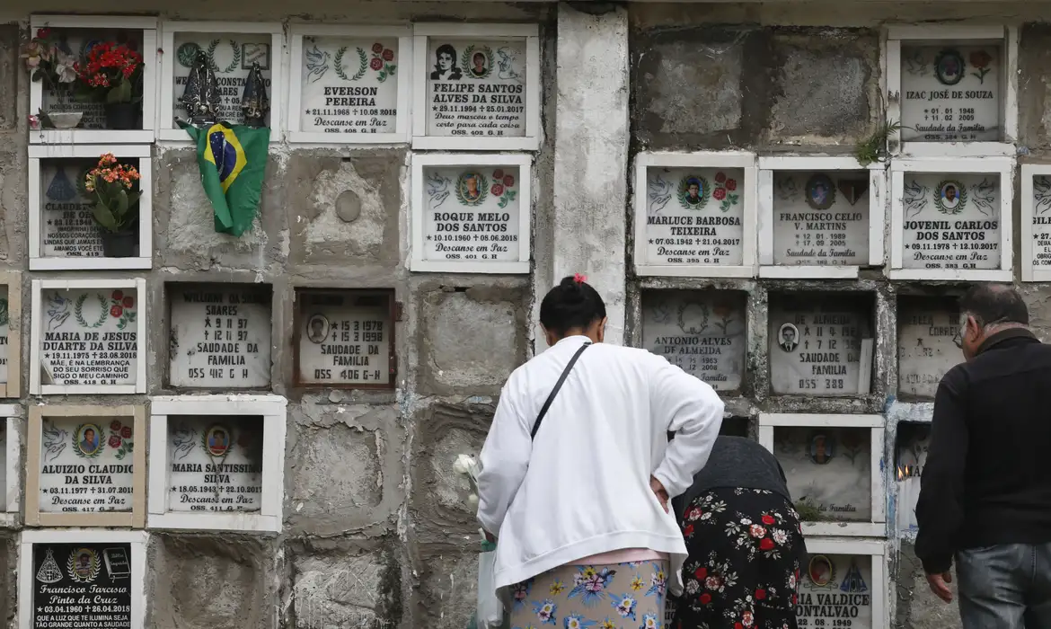 Dino determina que cemitérios cobrem valores anteriores à privatização