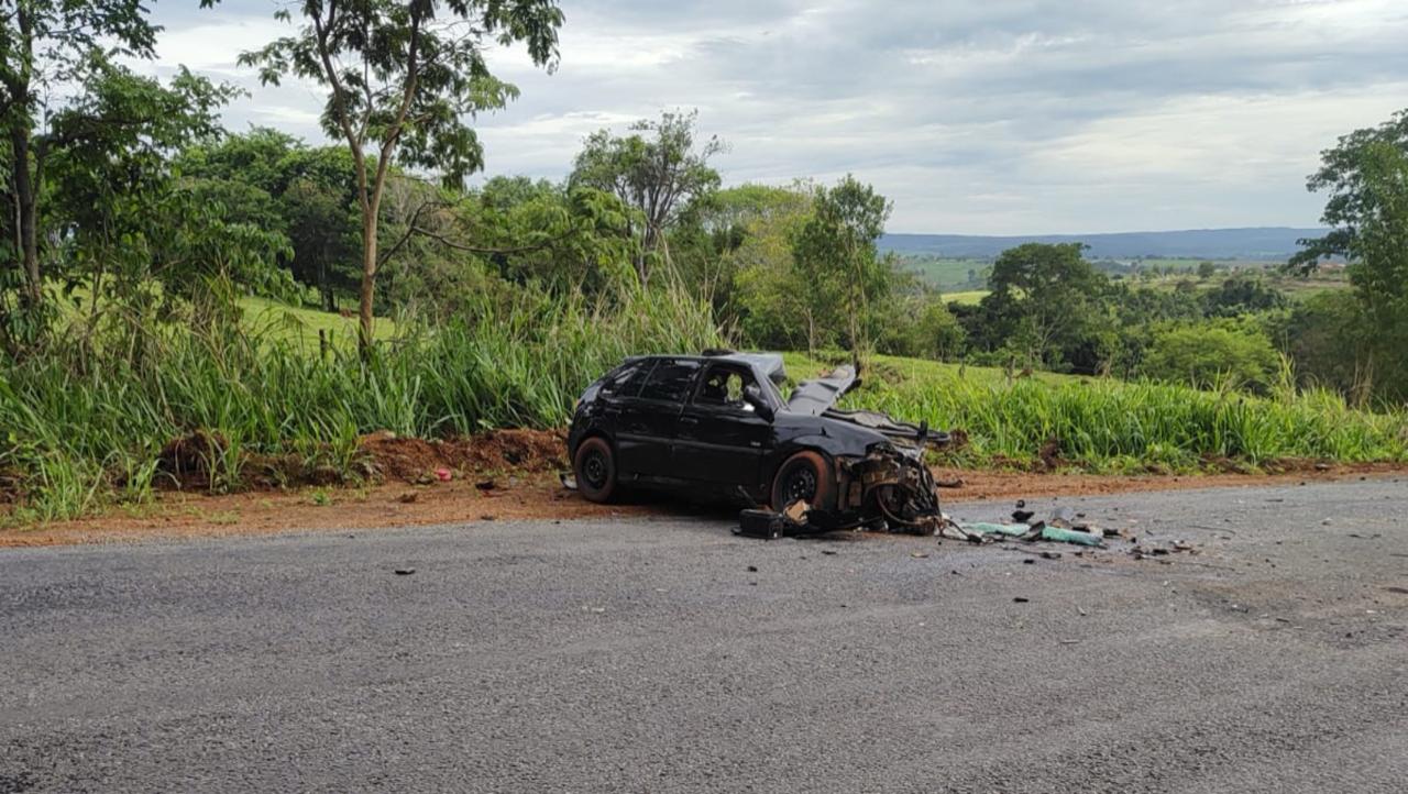 Motorista morre e carro fica completamente destruído após batida contra caminhão próximo a Pirenópolis