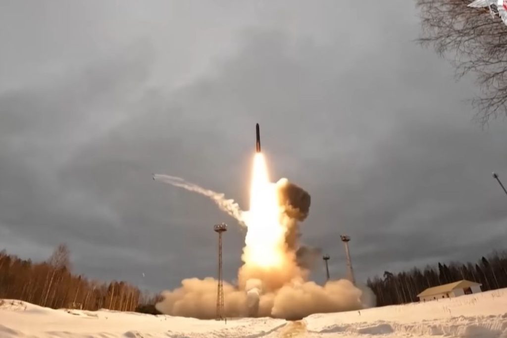 Míssil disparado pela Rússia contra a Ucrânia, no início da guerra.