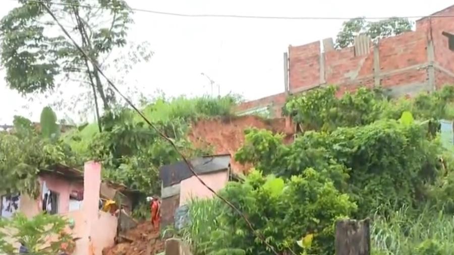 Deslizamento soterra casas e deixa ao menos um morto em Salvador