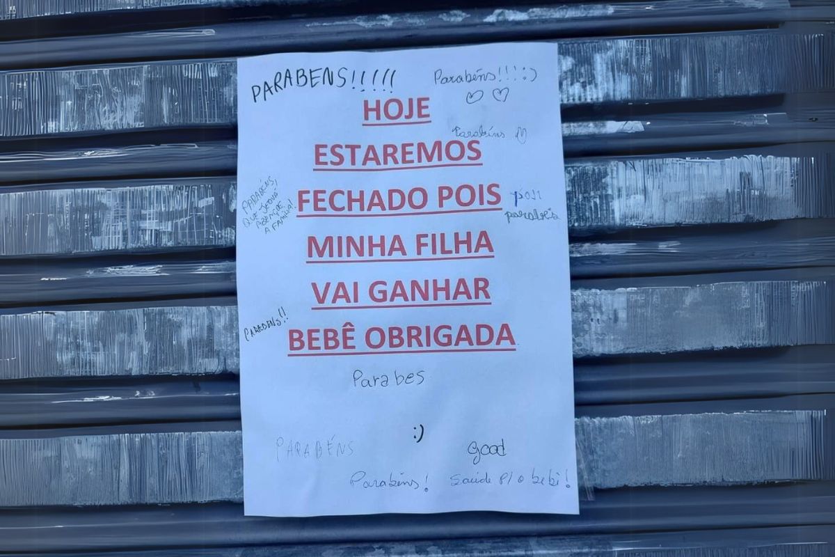 Placa colocada na porta de estabelecimento chama atenção de clientes