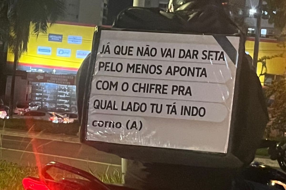 Placa chama atenção por mensagem nada discreta para motoristas