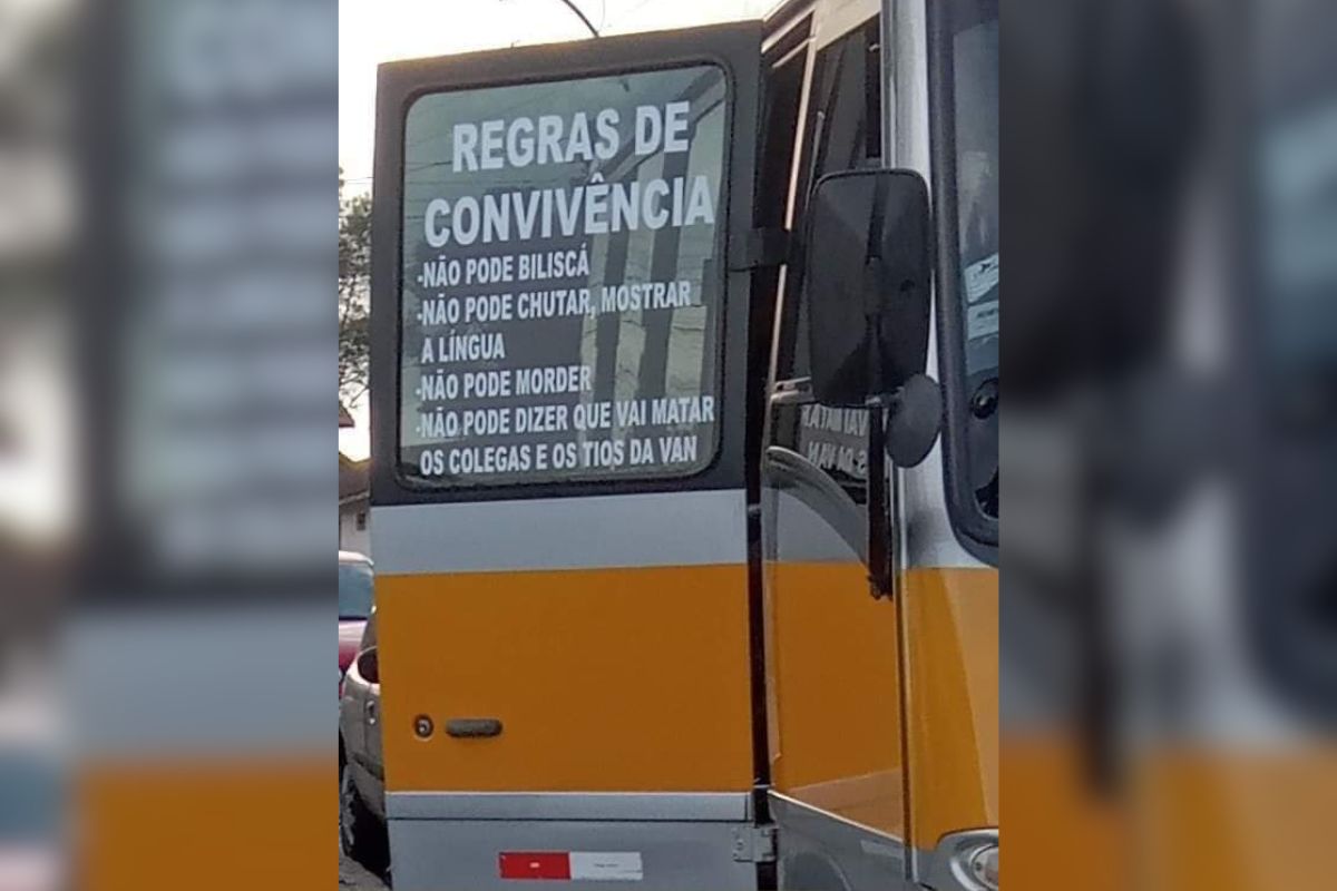 Placa em van escolar chama atenção por regras de convivência inusitadas