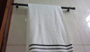 Adeus, toalhas encardidas: 1 colher desse produto remove a sujeira de uma vez