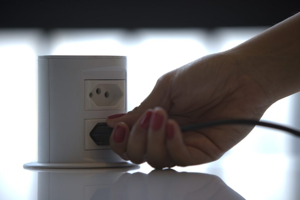 O eletrodoméstico que jamais deve ser esquecido na tomada: muita gente esquece e pode causar incêndio