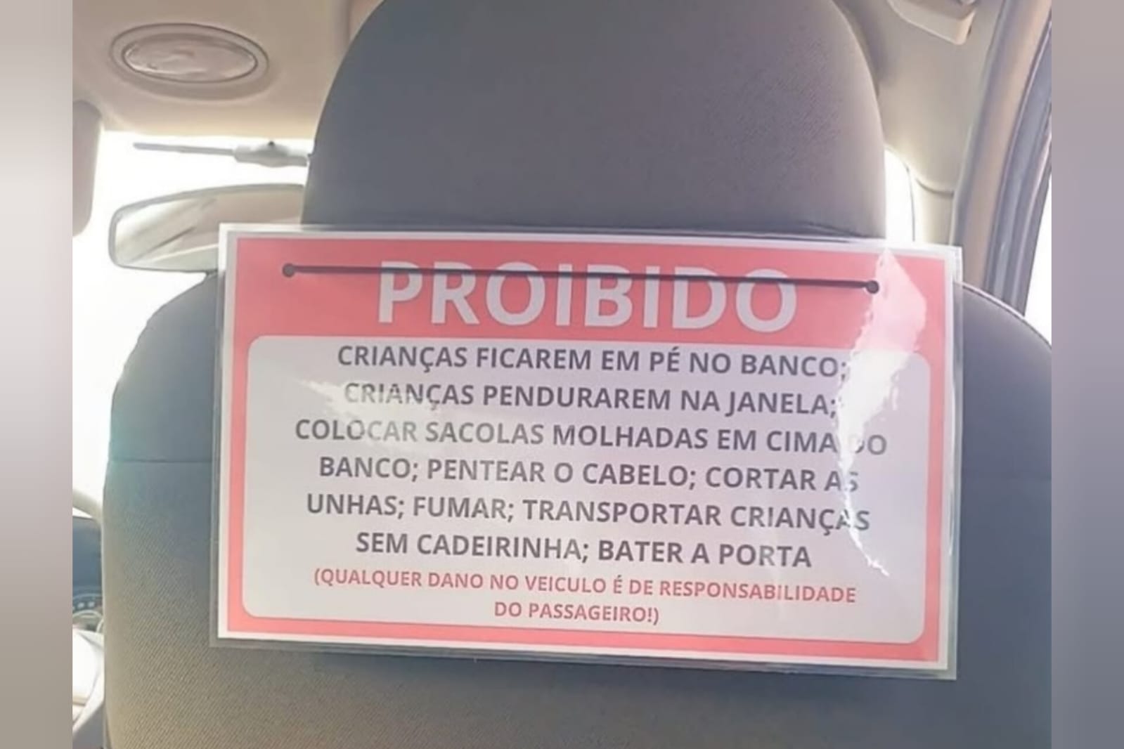 Motorista de aplicativo coloca placa com aviso direto aos passageiros: “proibido”