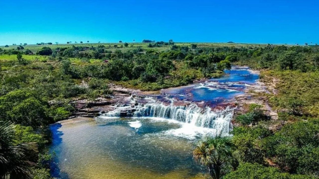 Conheça lugar de águas cristalinas e piscinas naturais localizado na “capital das cachoeiras” de Goiás