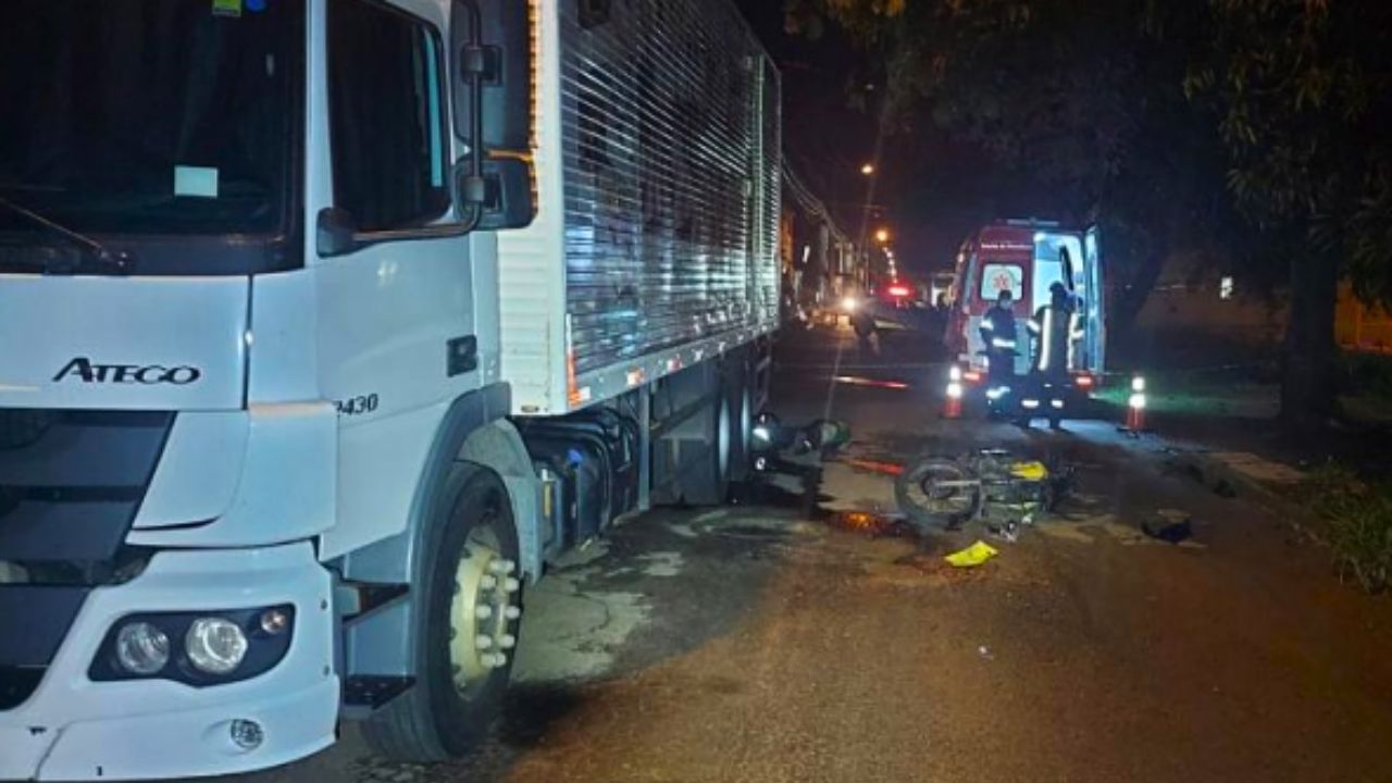 Motociclista morre após bater em caminhão estacionado em Goiânia