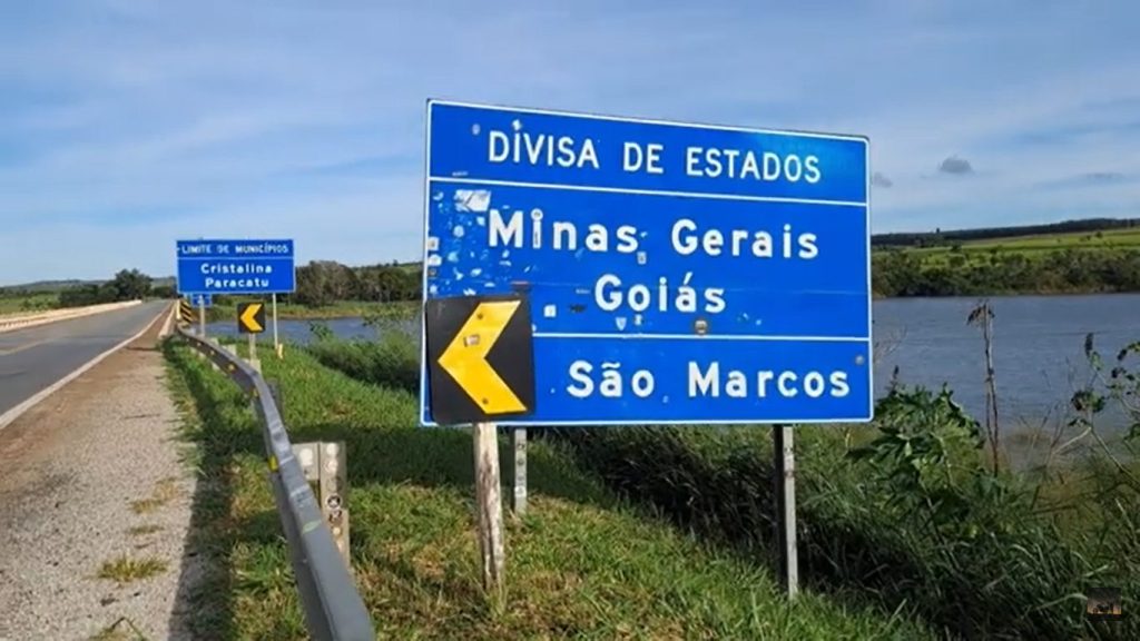 Placa de chegada a Goiás, na divisa do estado.