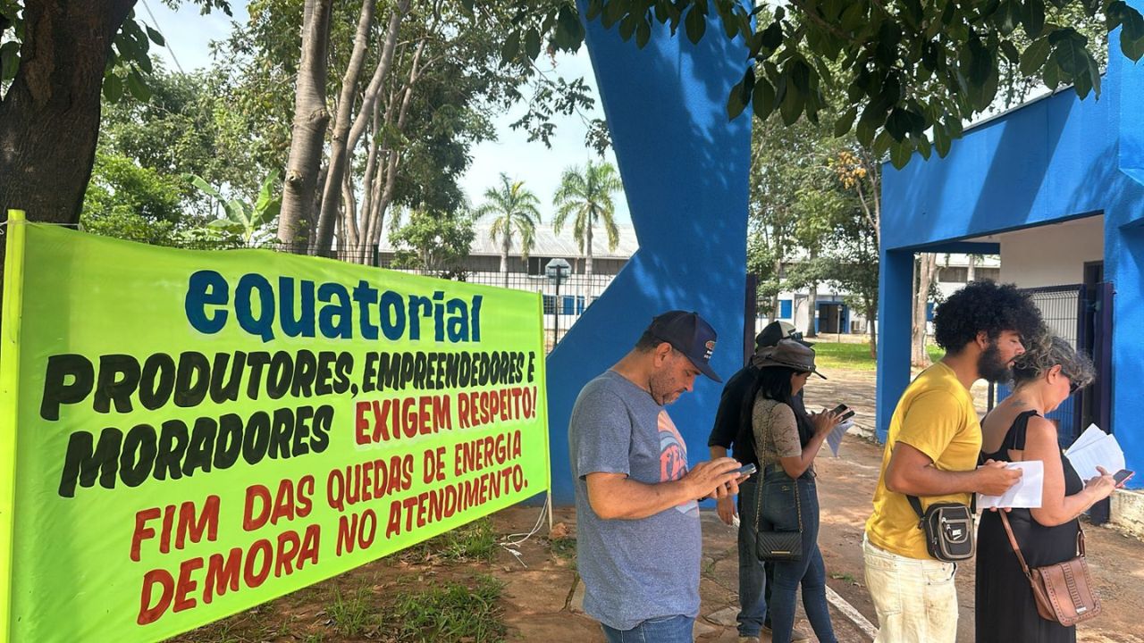 Contando até três dias sem energia, empresários e produtores rurais fazem manifestação em Pirenópolis