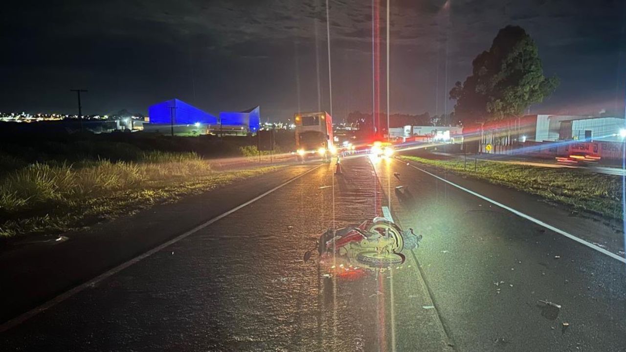 Motorista foge após bater e matar motociclista na BR-060 em Anápolis, mas placa fica presa no local