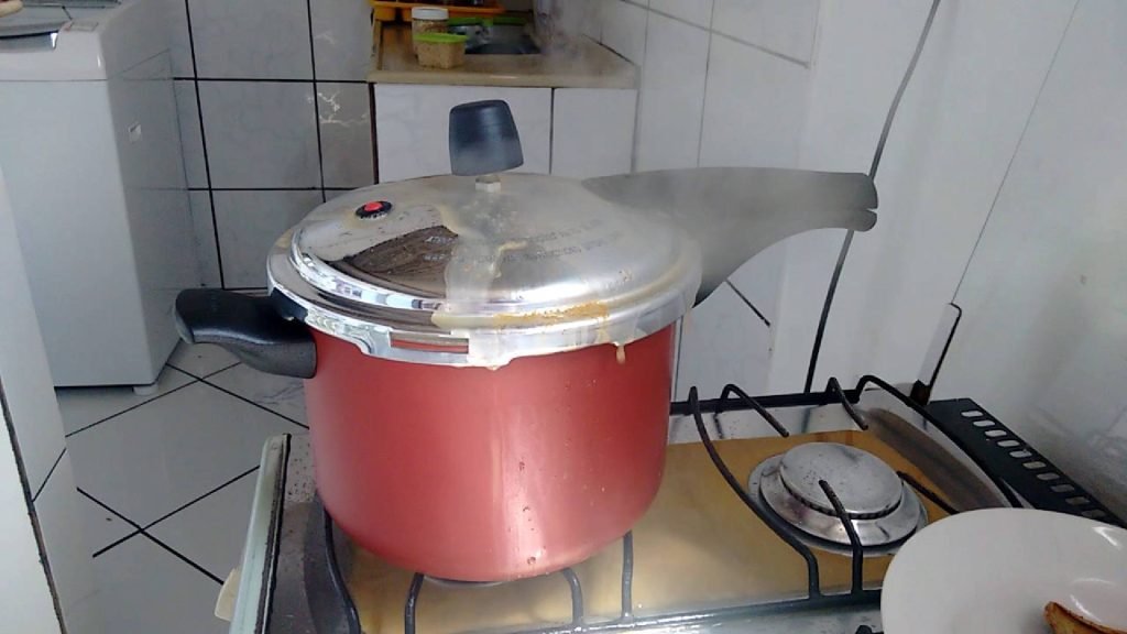 Panela de pressão: o detalhe que muita gente esquece e pode ser perigoso