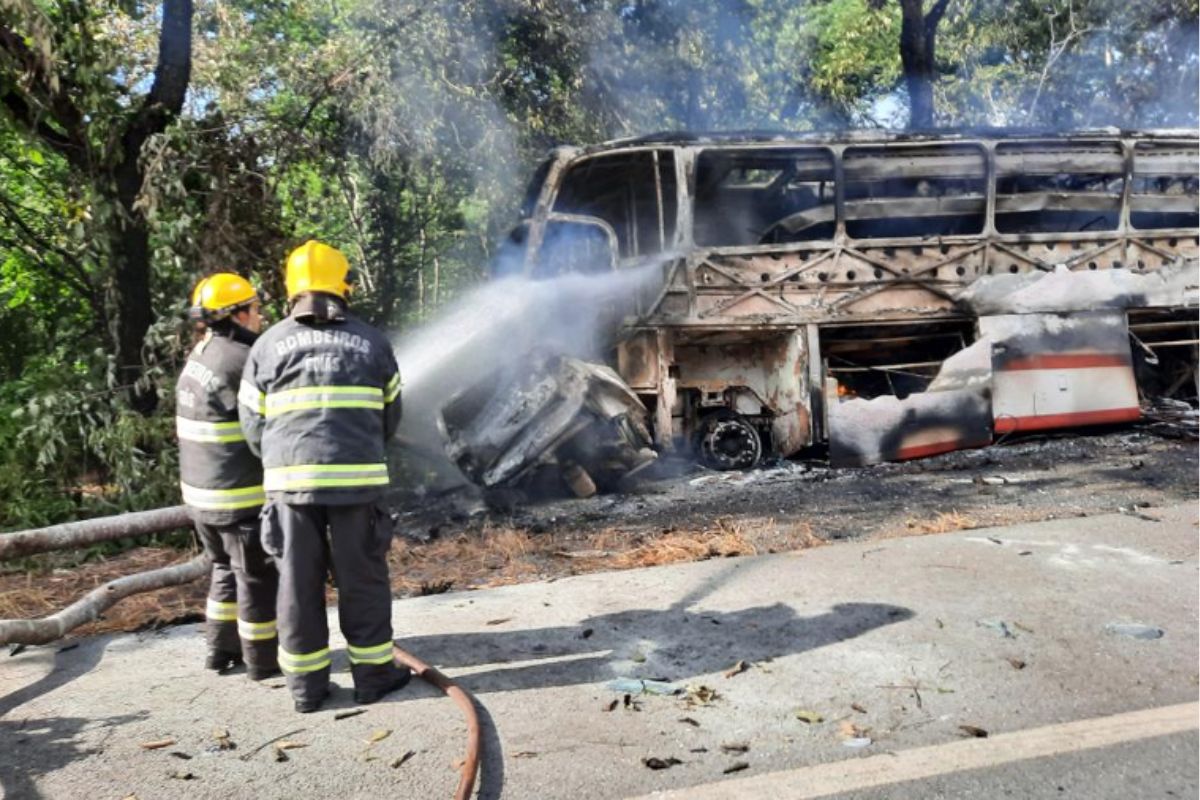 Três pessoas morrem em gravíssimo acidente envolvendo dois carros e um ônibus na BR-020