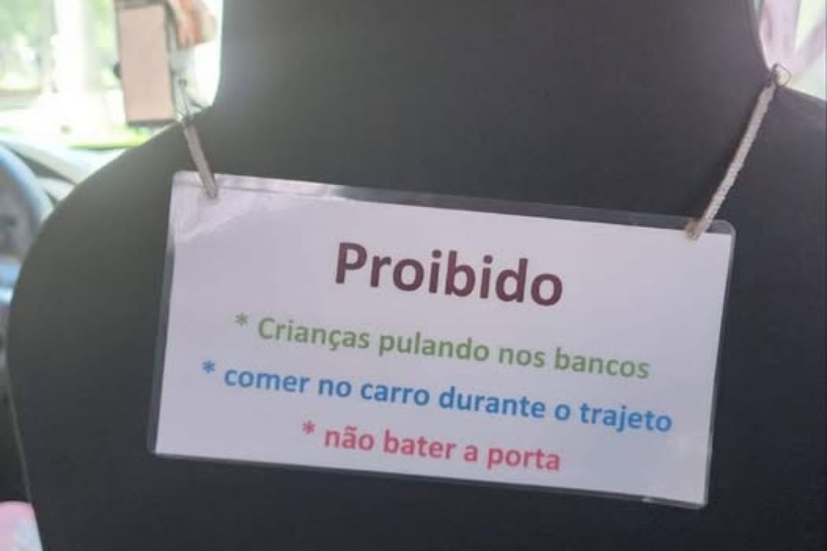 Motorista de aplicativo coloca placa no banco do carro e chama atenção de passageiros