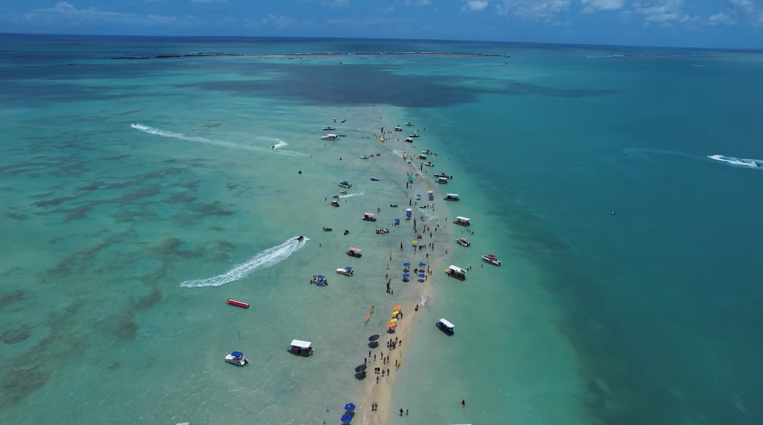 Conheça a cidade que tem uma das praias mais lindas do Brasil e não é tão cara para ir