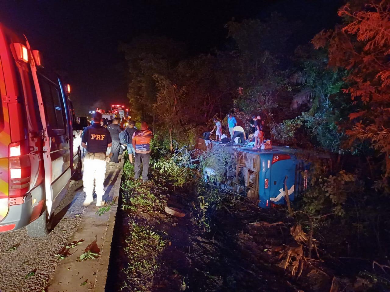 Ônibus com 27 passageiros tomba na BR-153 com sentido a Goiânia