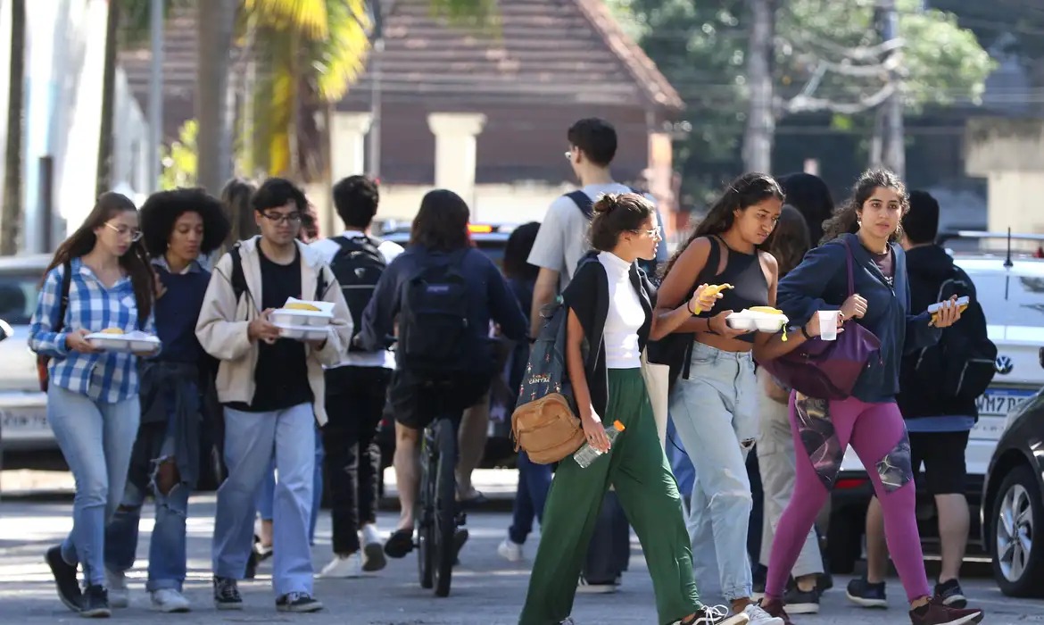 Quase 290 mil jovens não trabalham e nem estudam em Goiás