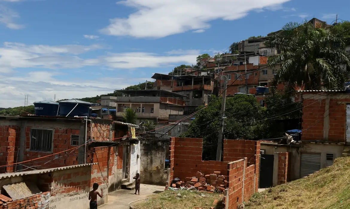 Senado aprova recursos para regularizar favelas e áreas de invasão