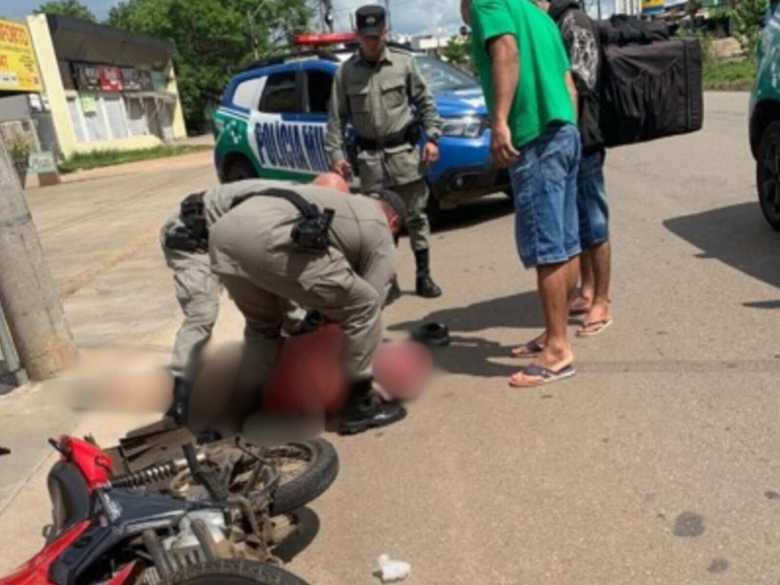 Motociclista morre após ser fechado e bater contra poste em Goiânia