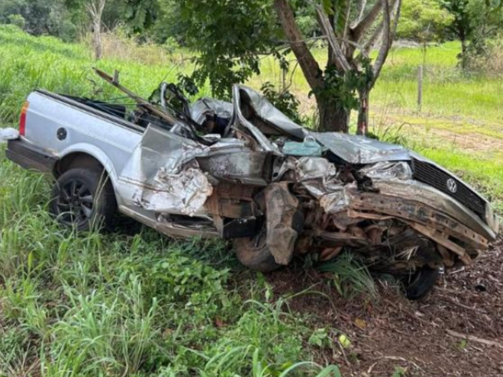Motorista morre após perder o controle do carro e bater em árvore em Nova Crixás