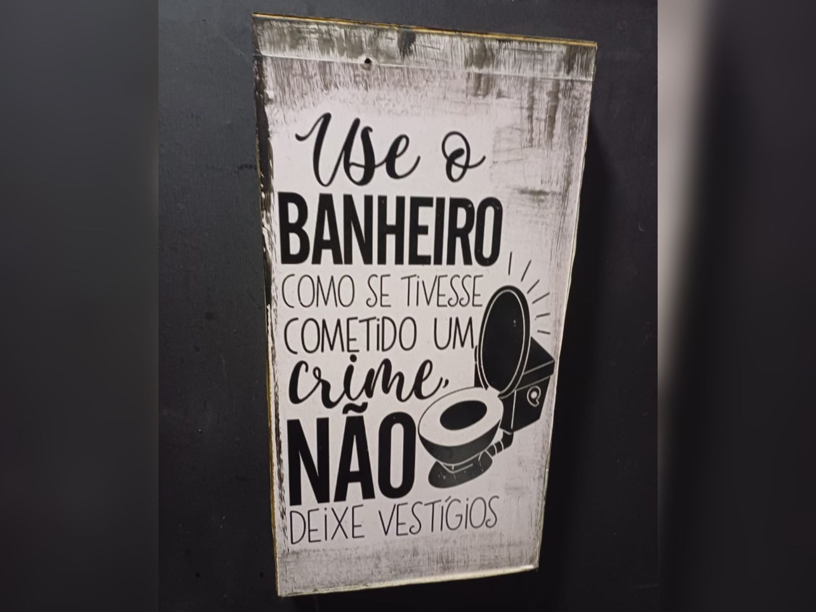 Placa surpreende quem vai em banheiro de bar em Goiânia