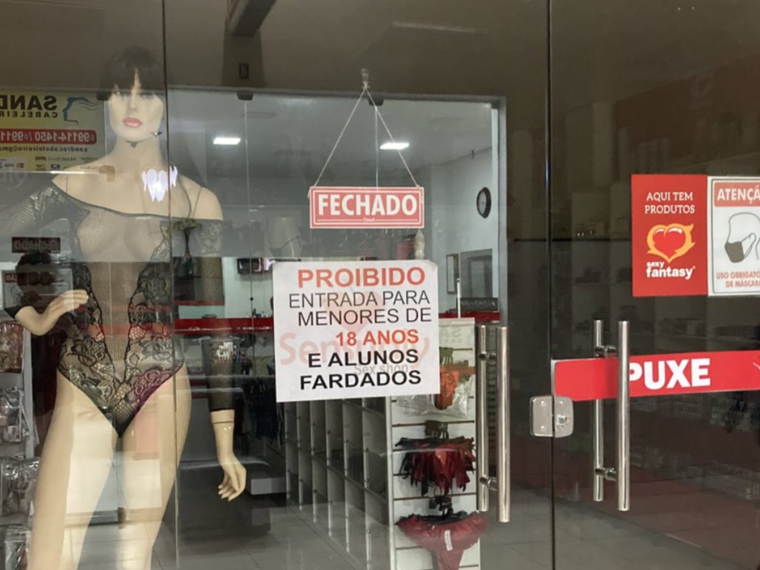 Placa em entrada de sex shop chama a atenção de clientes com proibição bem específica