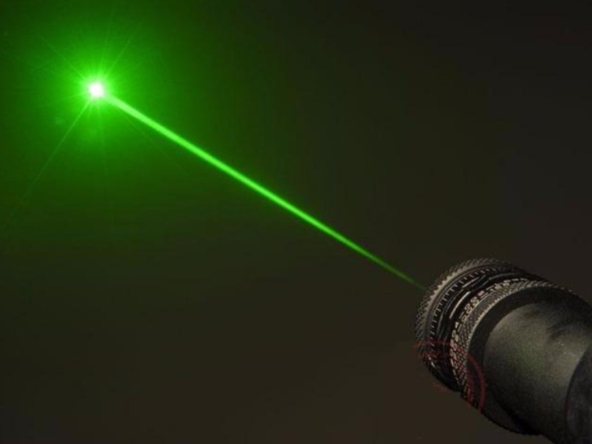 Brasileiro é preso em Miami após apontar laser verde para aviões