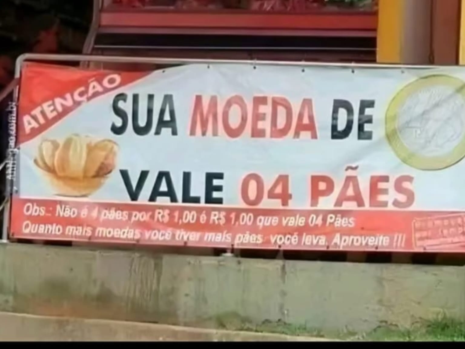 Placa chama atenção por promoção “confusa” de pães