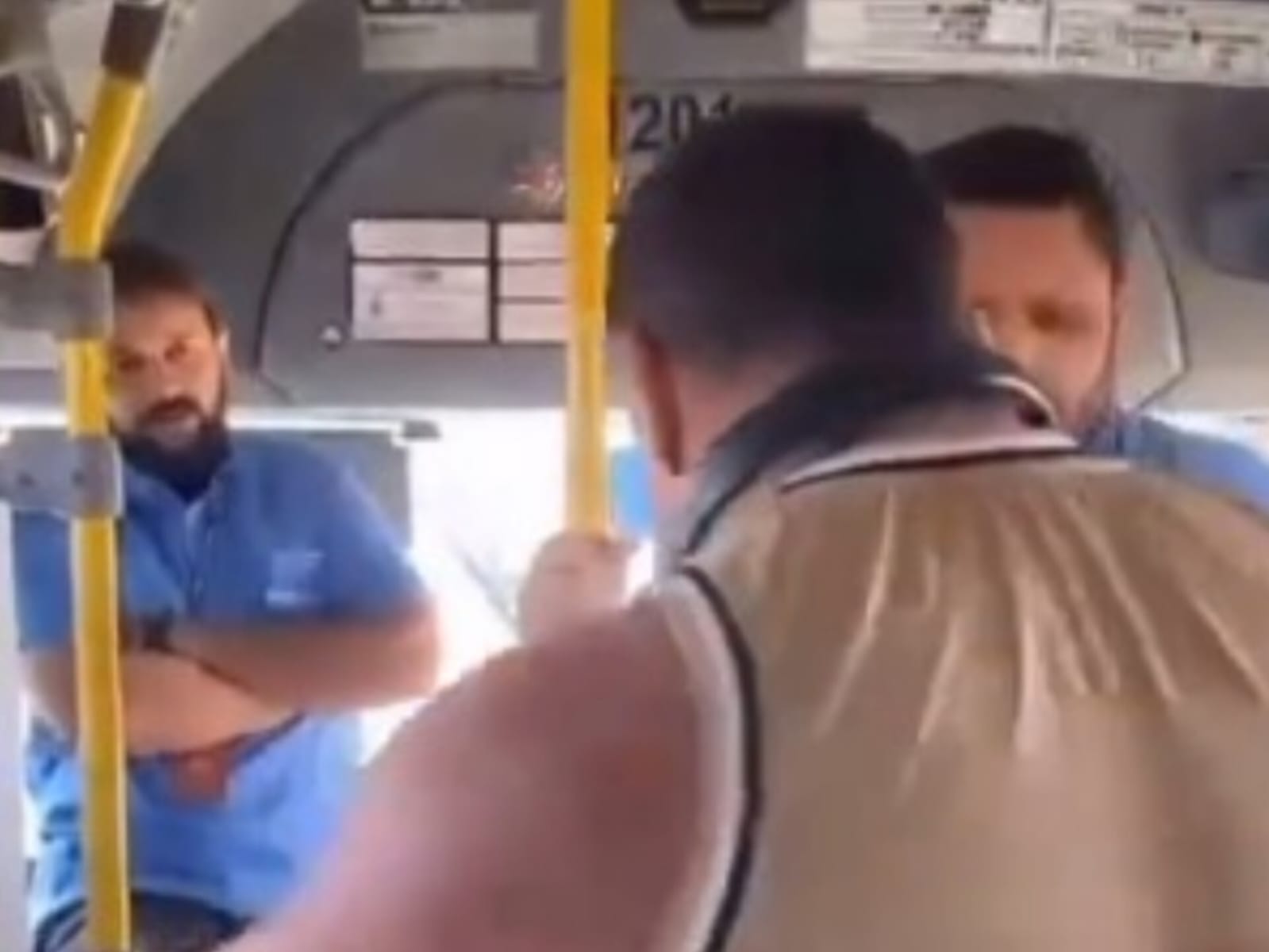 Passageiro se revolta após ter pagamento recusado e provoca tumulto em ônibus do transporte coletivo