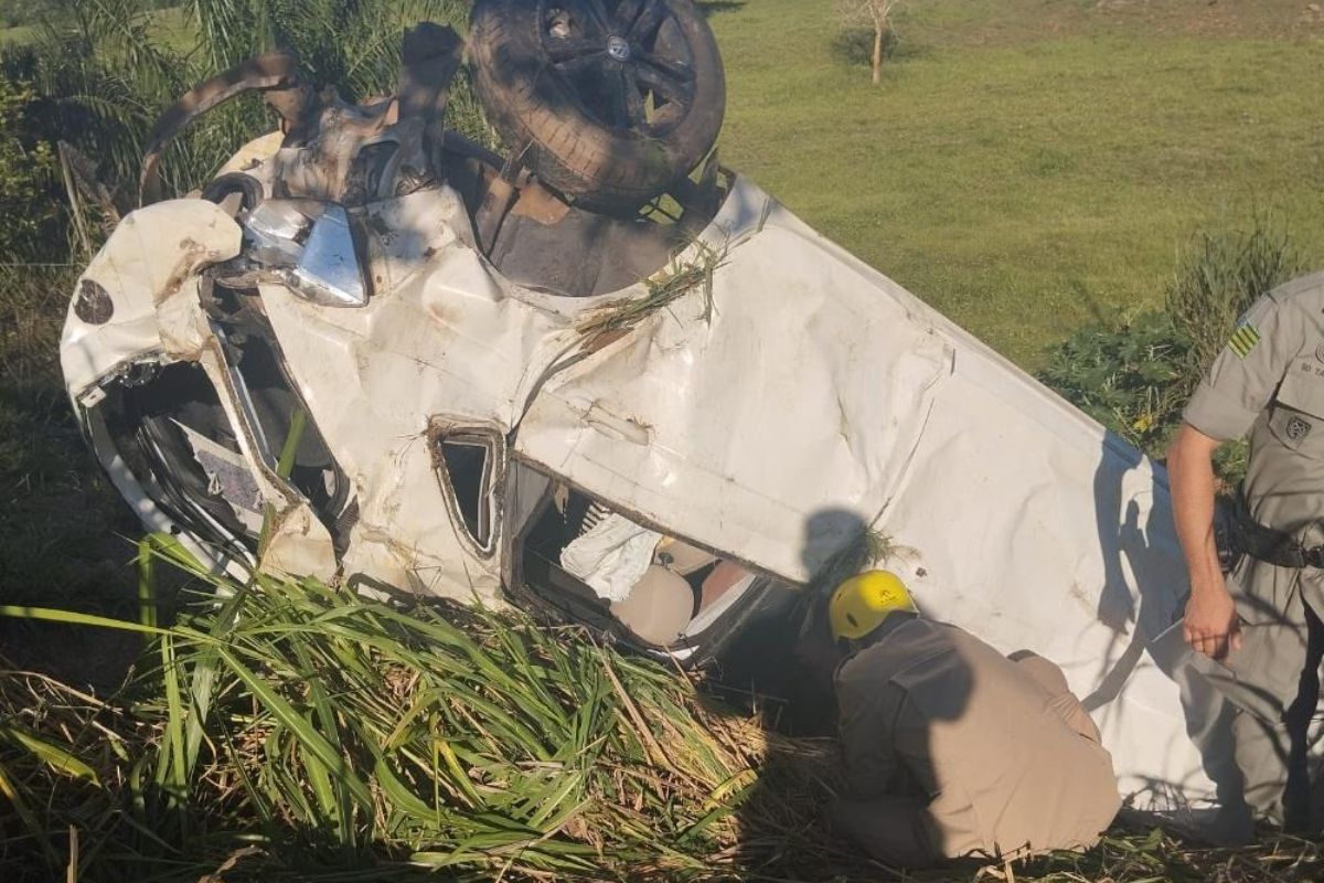 Motorista morre após carro capotar diversas vezes em Goiás