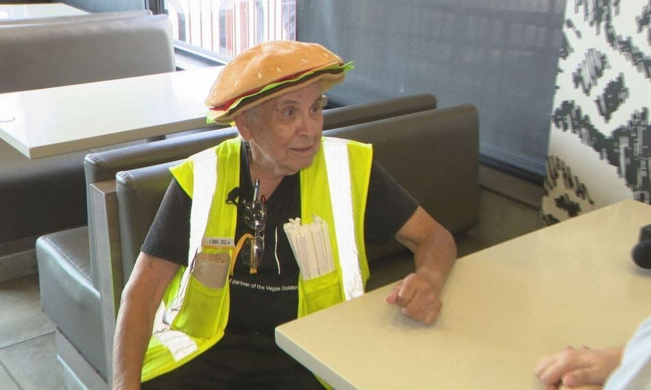 Clientes tomam atitude após funcionário de 82 anos do Mc Donalds não conseguir se aposentar