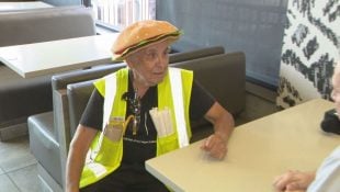 Clientes tomam atitude após funcionário de 82 anos do Mc Donalds não conseguir se aposentar