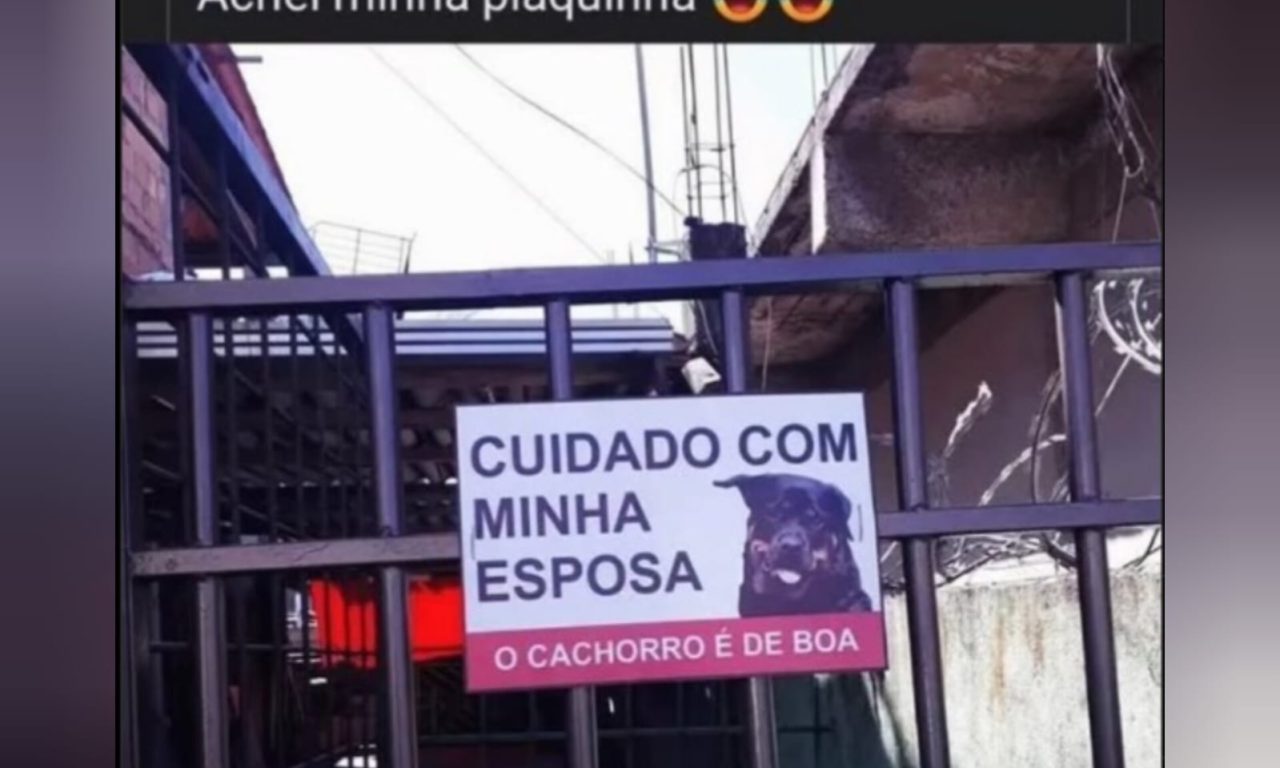 Placa colocada em portão de casa chama atenção de quem passa na rua