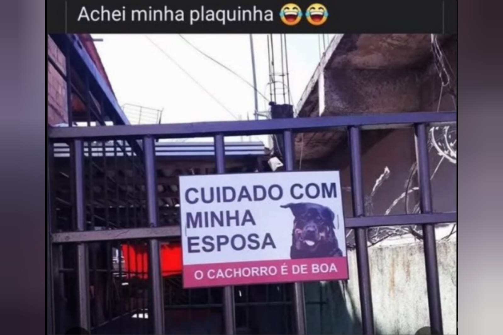 Placa colocada em portão de casa chama atenção de quem passa na rua