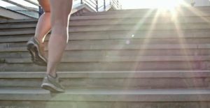 Subir escadas pode ser um exercício ainda mais eficaz que a caminhada para fortalecer o coração