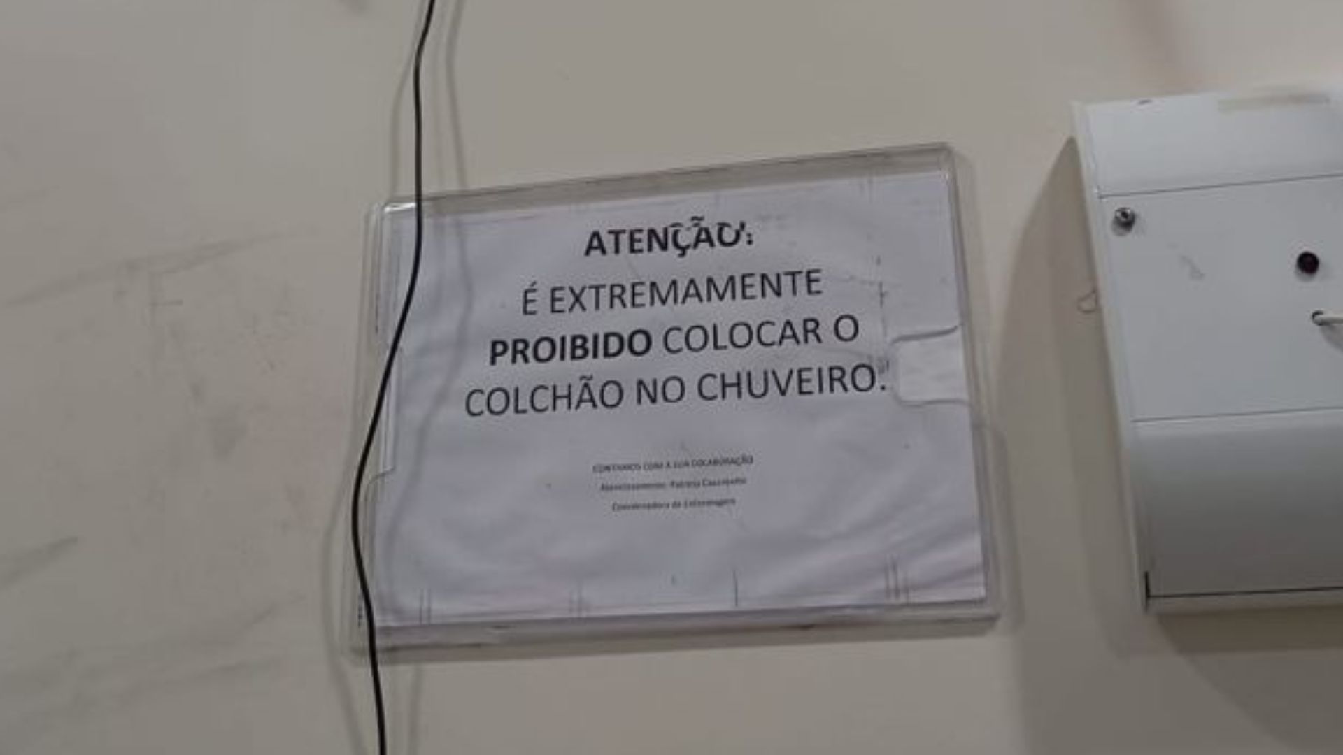 Placa chama atenção pelo teor do aviso: “fiquei tentando imaginar a cena”