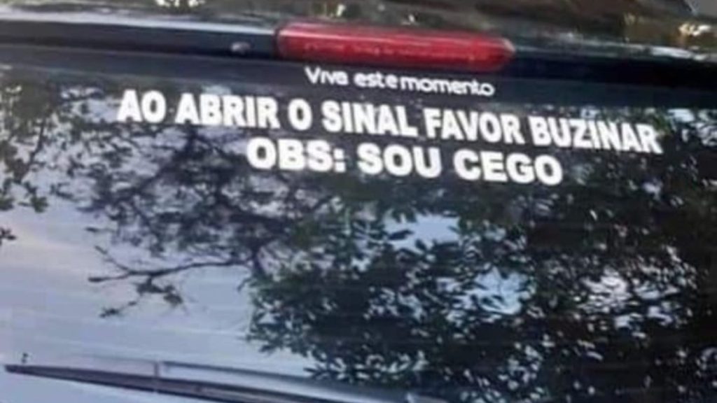 Placas no trânsito com mensagens confusas que vão te fazer rir