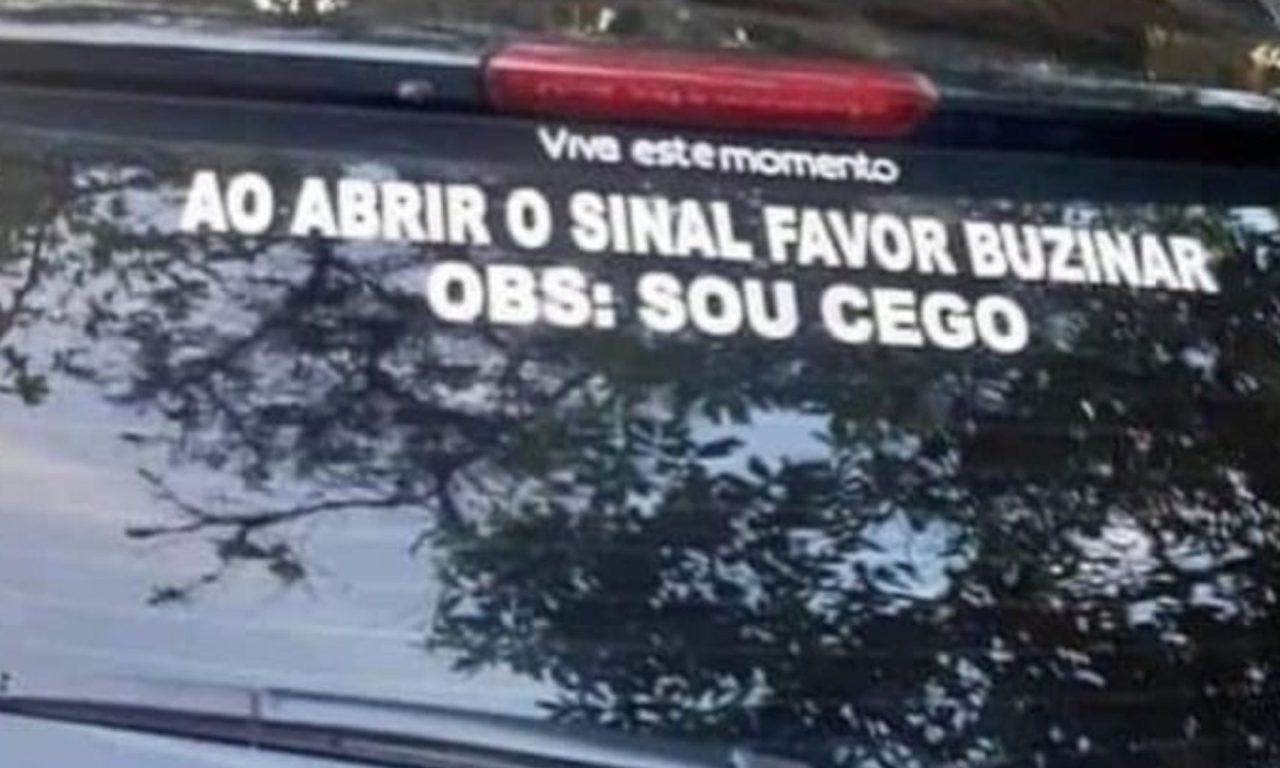 Placas no trânsito com mensagens confusas que vão te fazer rir