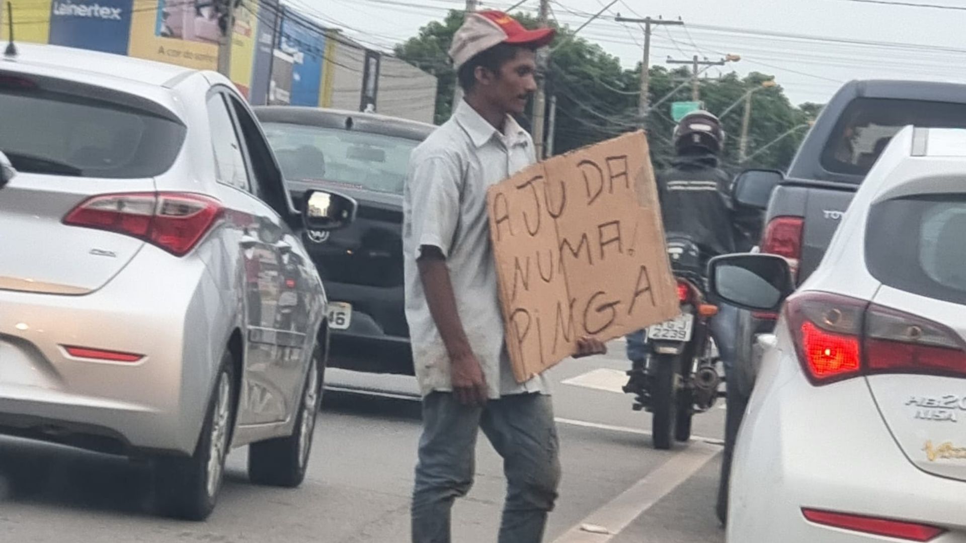 Placa chama atenção de quem passa por avenida em Goiânia