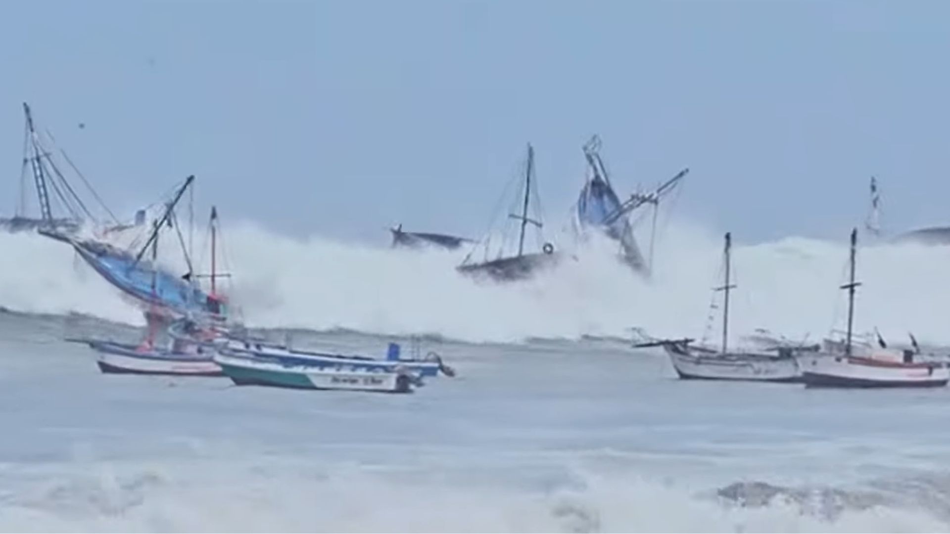 Ondas gigantes no Pacífico matam três e fecham portos na costa da América do Sul