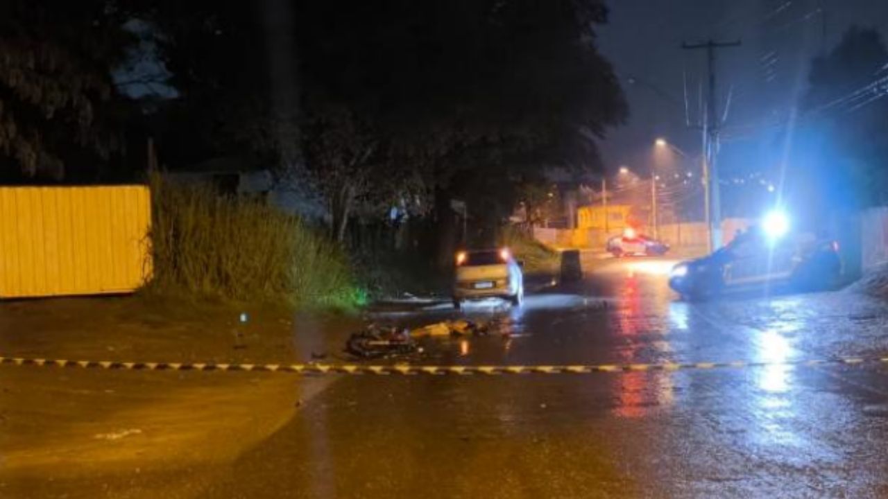 Motociclista morre após batida frontal e condutora abandona veículo ligado, em Goiânia